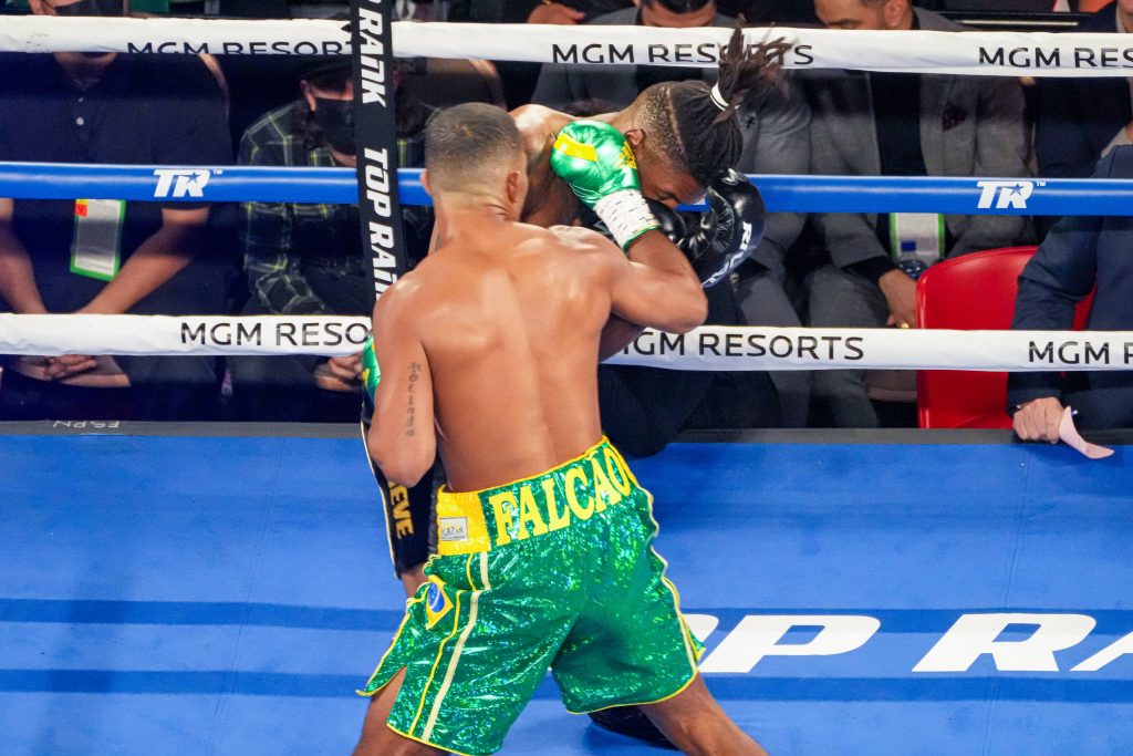 Gelingt es Esquiva Falcao, so wie hier gegen Patrice Volny im November 2021, mit einem seiner überfallartigen Angriffe in den Infight zu kommen, steigen seine Siegchancen. (Foto: IMAGO / ZUMA Wire)