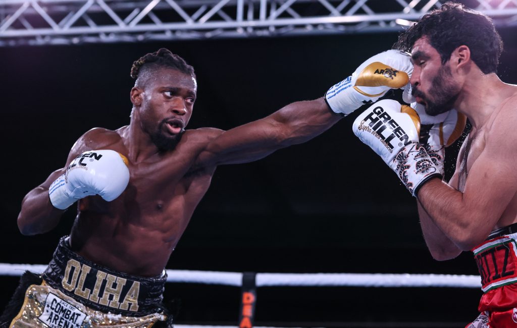 IBO Inter-Continental-Champion im Mittelgewicht, Etinosa Oliha (l.), hier im Februar gegen Rafael Amarillas Ortiz, boxt am 1. Juli in Wuppertal um den Weltmeister-Titel. (Foto: Thorsten Helmke)