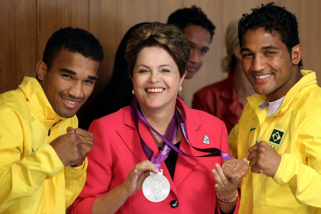 Erfolgreiche Brüder: Hier posieren Esquiva Falcao (l.) und sein Bruder Yamaguchi Falcao (r.) in Brasilia nach ihrer Rückkehr von den Olympischen Spielen 2012 mit der brasilianischen Präsidentin Dilma Rousseff. (Foto: IMAGO / Xinhua)