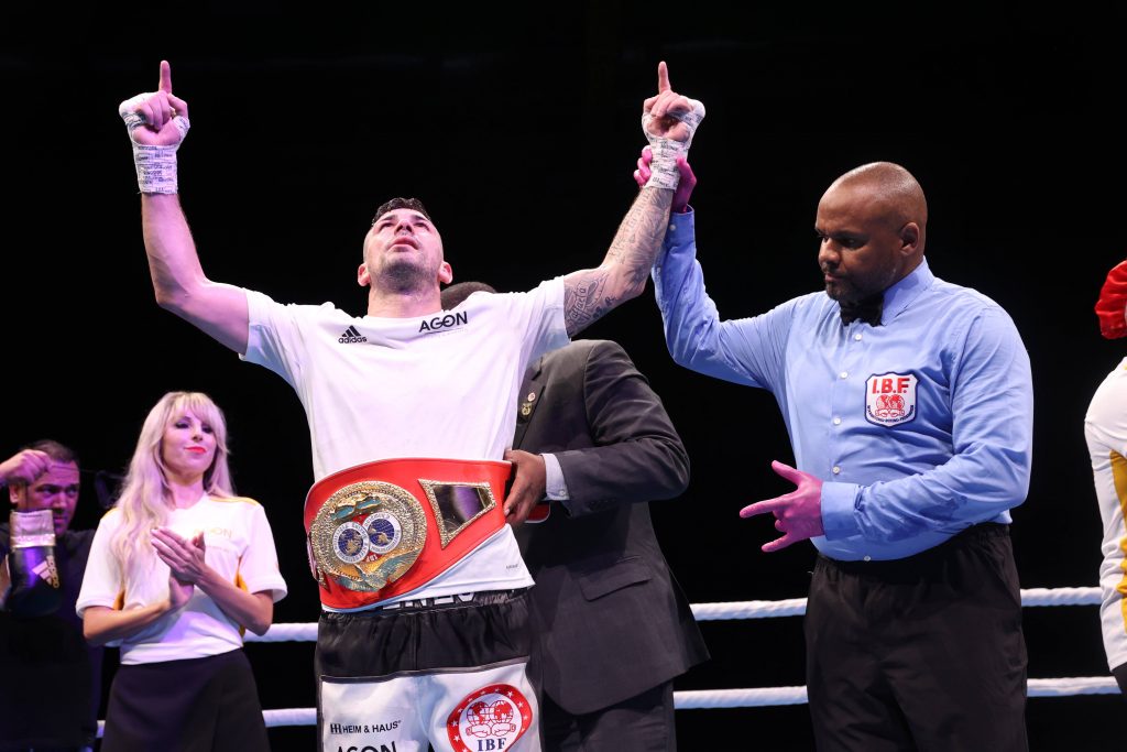 Wie es sich anfühlt, in Wuppertal einen Titelgewinn zu bejubeln, weiß Vincenzo Gualtieri zu gut. Im September 2022 gewann er in der Uni-Halle den IBF-Intercontinental-Titel gegen Vincenzo Bivelacqua. (Foto: IMAGO / Torsten Helmke)