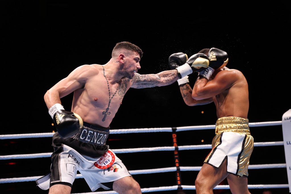 Vincenzo Gualtieri will „Il Capo“, der Chef im Ring sein. Dafür kontrolliert er den Kampf gerne mit seinem Jab, um dann geduldig die Spots für seine Angriffe mit der rechten Schlaghand auszuwählen. (Foto: IMAGO / Torsten Helmke)