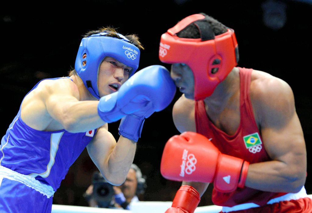 Im Finale bei den Olympischen Spielen 2012 in London unterliegt Esquiva Falcao (rot) dem Japaner Ryota Murata und holt die Silbermedaille für Brasilien. (Foto: MAGO / Kyodo News)