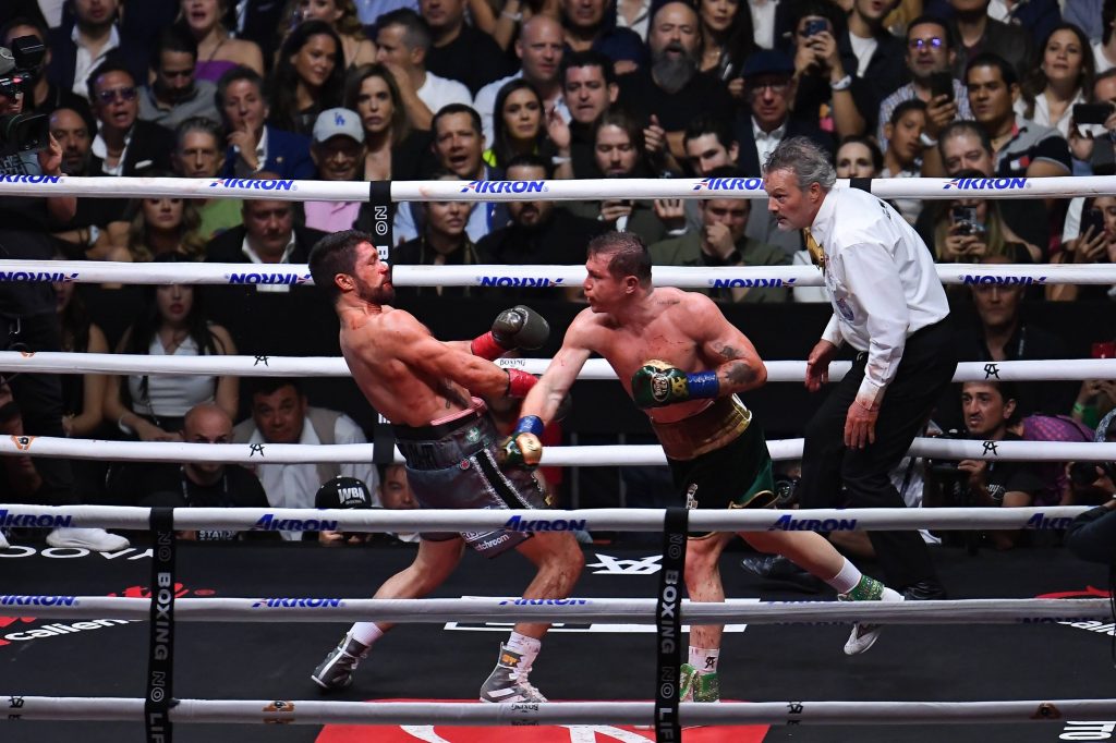 Canelo Alvarez (r.), hier am 6. Mai gegen John Ryder, hat einen Vertrag über drei Kämpfe mit Premier Boxing Champions (PBC) abgeschlossen. Erster Gegner soll Jermall Charlo werden. (Foto: IMAGO / Agencia MexSport)