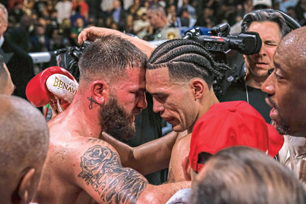 Nach jahrelangem Trash-Talk liegen sich Benavidez (r.) und Caleb Plant im Ring in den Armen. (Foto: Imago/ZUMA Wire)