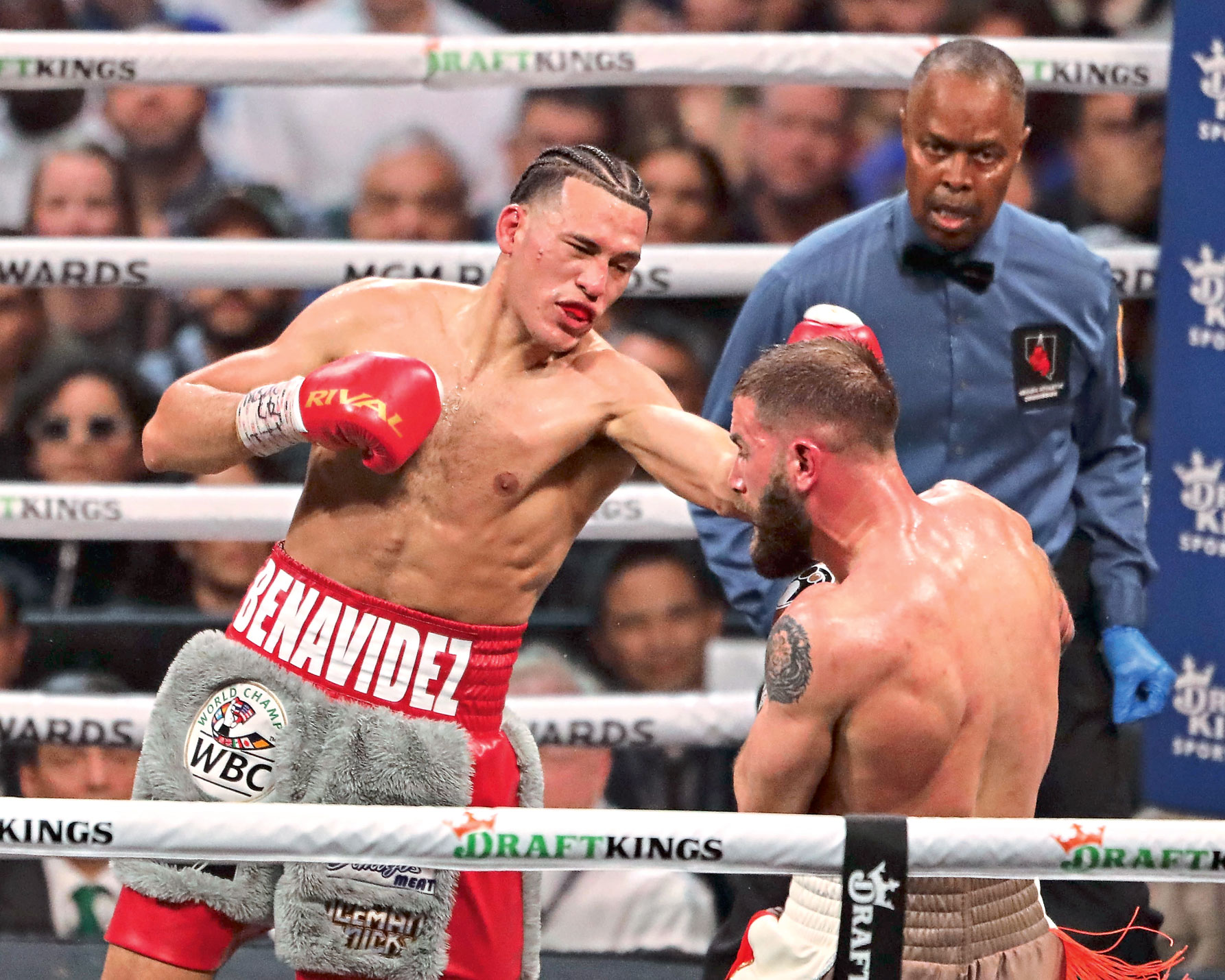 Rivalen im Ring: Die beiden Erzrivalen David Benavidez (l.) und Caleb Plant lieferten sich im März 2023 eine blutige Ringschlacht. (Foto: IMAGO/ZUMA Wire)