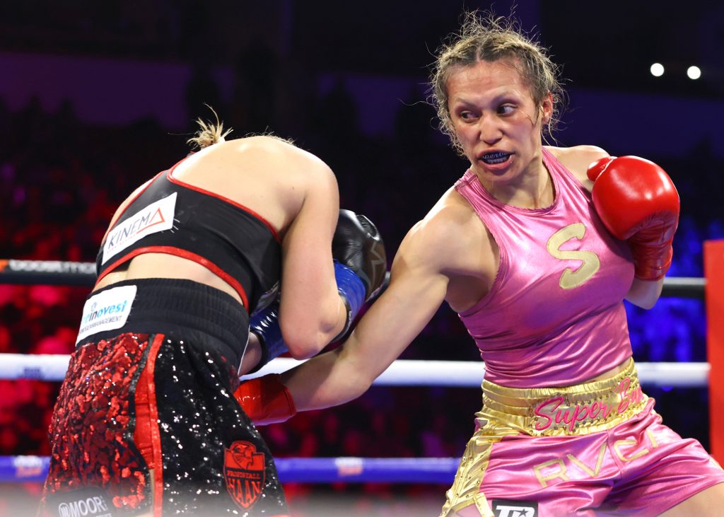 Seit ihrem Sieg gegen Tina Rupprecht (l.) im März 29023 draf sich Seniesa Estrada Doppelweltmeisterin der WBA und des WBC im Minimum-Gewicht nennen. (Foto: GettyImages)