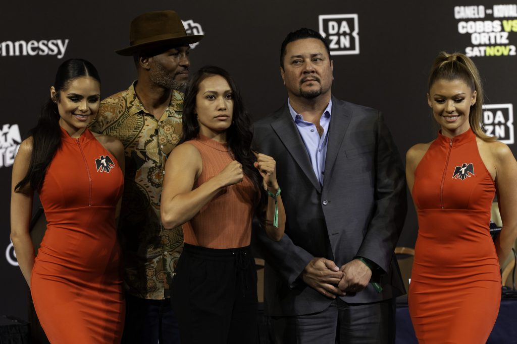 Entdeckt von Roy Jones Jr., gesignt von Oscar de la Hoya – Seniesa Estrada  auf Du-und-du mit den ganz Großen. Hier posiert sie mit „The Executioner“, Bernard Hopkins (hinten l.). (Foto: IMAGO/ZUMA Wire)  