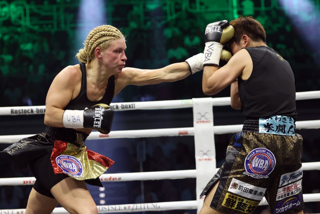 Nina Meinke (l.) sicherte sich am 24. Juni in Rostock den WBA-Gold-World-Titel gegen die Japanerin Kimika Miyoshi (r.). Jetzt winkt „The Brave“ ein Kampf um die reguläre WBA-Weltmeisterschaft gegen Superstar Amanda Serrano. (Foto: IMAGO/Torsten Helmke)