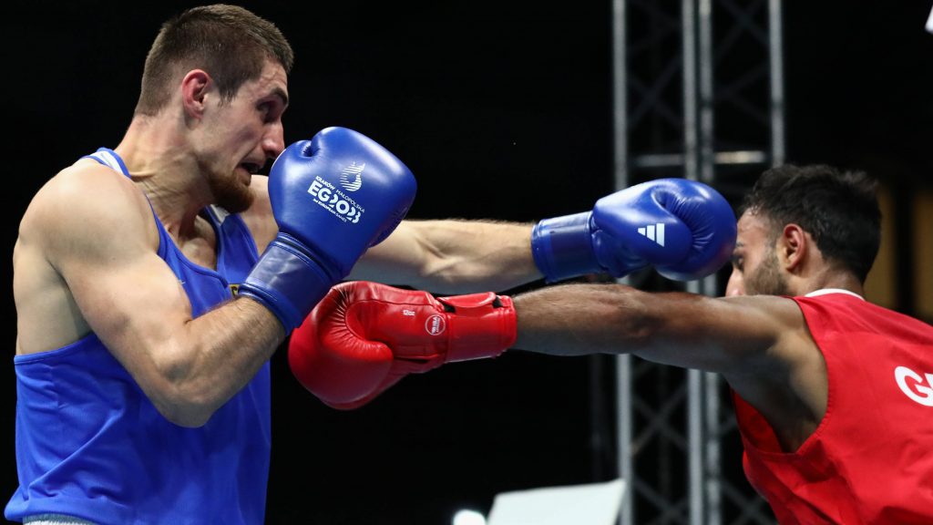 Mittelgewichtler Magomed Schachidov (l.) vom TSV 1860 München besiegte zum Auftakt den amtierenden Europameister Mohammed Harris Akbar aus Großbritannien (r.). Der Münchner unterliegt im Viertelfinale dem Türken Tugrulhan Erdemir. (Foto: IMAGO / ZUMA Wire)