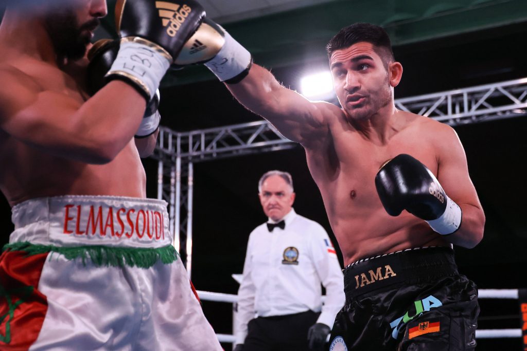 So wird man den nun ehemaligen Superweltergewichtler Jama Saidi (r.), hier in seinem letzten Ringgefecht gegen Fouad El Massoudi, nicht mehr erleben. Saidi hängt die Boxhandschuhe an den Nagel. (Foto: Imago/Thorsten Helmke)