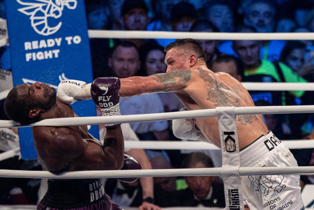 Krachend schlägt die Linke von Oleksandr Usyk am Kopf von Daniel Dubois ein. Der Vierfach-Champ aus der Ukraine gewann seine Titelverteidigung im polnischen Breslau durch K.o. in der neunten Runde. (Foto: IMAGO / Newspix)