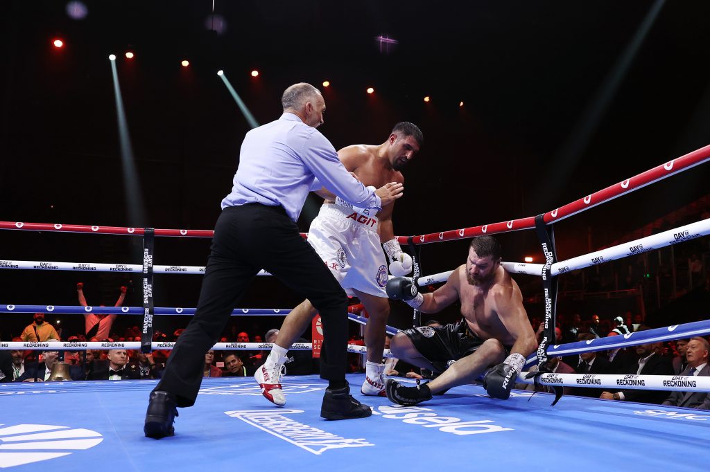 Der Ringrichter Steve Gray bricht den Kampf nach 2:03 min in Runde 4 ab, nachdem Agit Kabayel Arslanbek Makhmudov während des WBA Inter-Continental & North American Boxing Federation Schwergewichtskampfes in Riad, Saudi-Arabien, niedergeschlagen hat.(Foto: Richard Pelham/Getty Images)