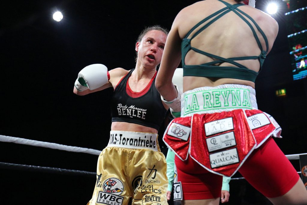 Sarah Bormann, hier im Mai 2023 gegen Yadira Bustillos aus den USA, unterlag am Samstag der WBA- und WBC-Weltmeisterin Yesica Nery Plata in Karlsruhe nach Punkten. (Foto: IMAGO / Hartenfelser)