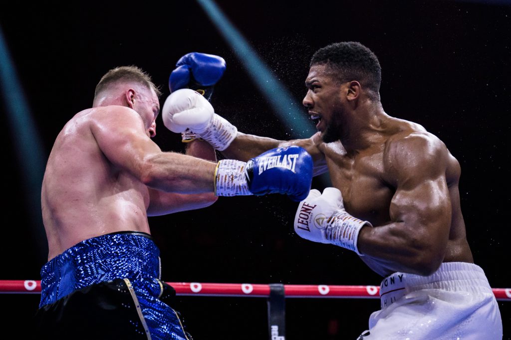 Anthony Joshua (r.) rehabilitierte sich beim „Tag der Abrechnung“ in Riad für seine zuletzt mäßigen Auftritte. Im Hauptkampf besiegte er den Schweden Otto Wallin durch T.K.o. in Runde 5. (Foto: IMAGO/Bildbyran)