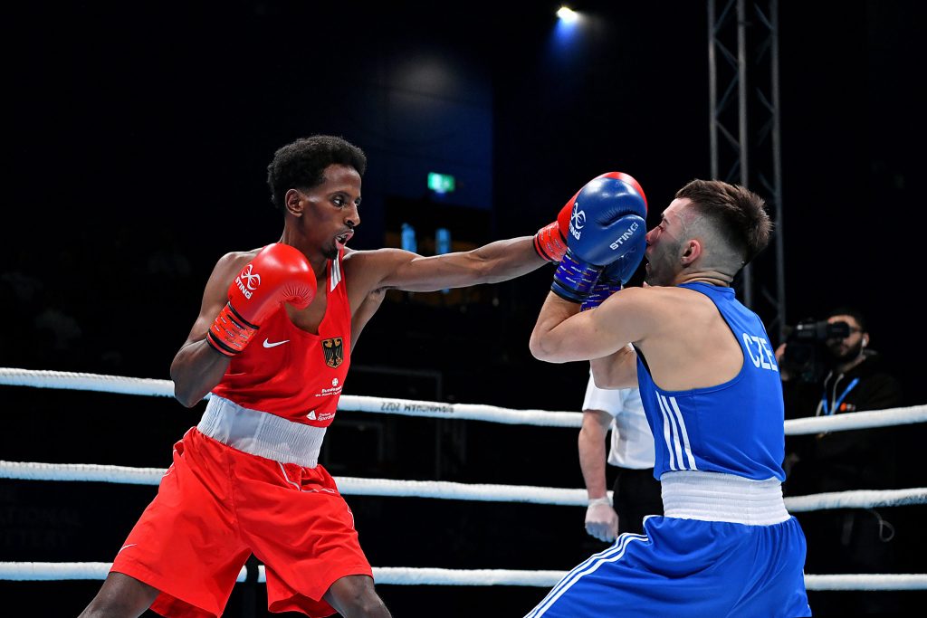 Salah Ibrahim (l.) hatte in seinem Auftaktmatch mit dem Tschechen Filip Horvath keine Probleme und siegte souverän (5:0). (Foto: GB Boxing)