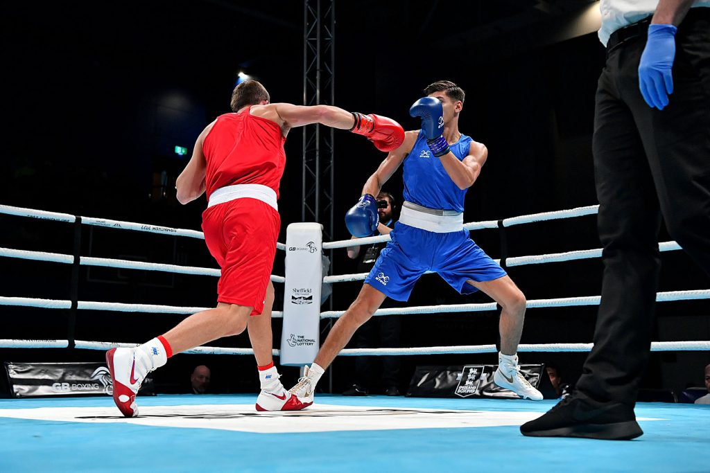 Nikita Putilov (rot) sorgte beim World Boxing Cup 2024 in Sheffield für den spektakulären Abschluss durch einen K.o.-Sieg im Finale gegen Omar Shiha aus Norwegen. (Foto GB Boxing)