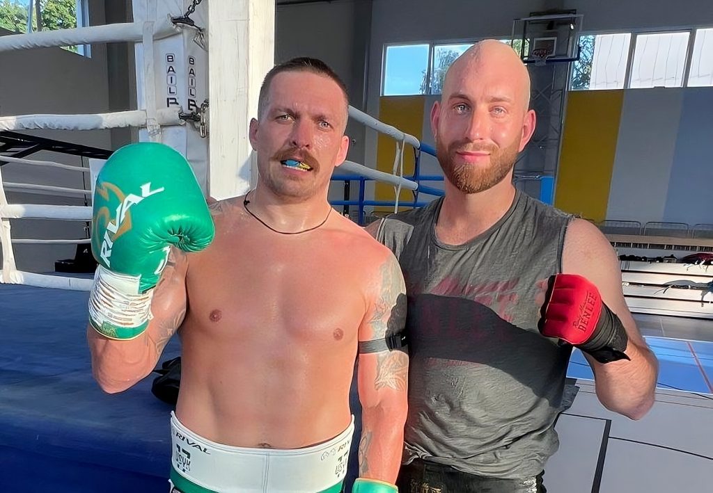 Daniel Dietz (r.) ist derzeit als Sparringspartner von IBF-, WBA- und WBO-Weltmeister Oleksandr Usyk(l.) im Einsatz. (Foto: privat)