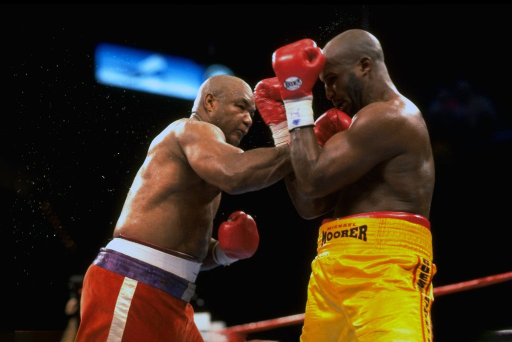 Im Alter von 45 Jahren besiegt George Foreman am 5. November 1994 den bis dahin in 35 Kämpfen ungeschlagenen IBF- und WBA-Champion Michael Moorer und krönt sich erneut zum Schwergewichtsweltmeister. (Foto: Getty Images)