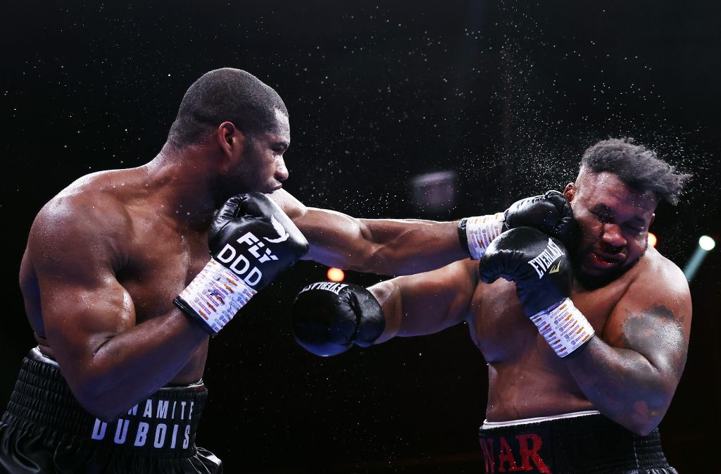 In Riad, Saudi-Arabien, unterlag Jarrell Miller (r.) am 23. Dezember Daniel Dubois (l.). Anfang Januar 2024 wurde Miller in Florida wegen Autodiebstahl und Körperverletzung verhaftet. (Foto: Richard Pelham/Getty Images)