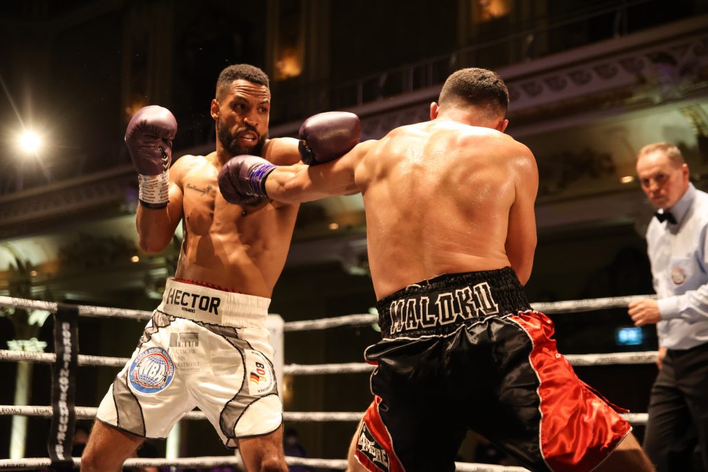 Uwel Hernandez (l.), hier am 15. Juli 2022 in Wuppertal gegen Kamer Maloku, hat einen zweijährigen Promoter-Vertrag bei Top Rank Promotions in den USA unterschrieben. (Foto: Torsten Helmke)