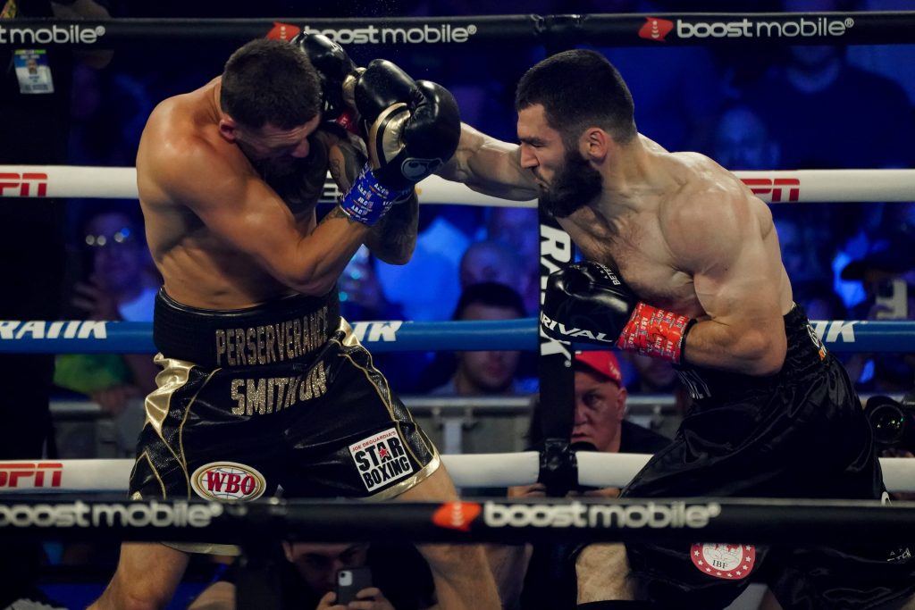 IBF-, WBC- und WBO-Champion im Halbschwergewicht Artur Beterbiev (r.) arbeitet seine Pflichtherausforderungen ab. Am 13. Januar boxt er gegen den Briten Callum Smith (WBC Nr. 1). Danach könnte der Deutsche Michael EIfert (IBF Nr. 1) zum Zuge kommen. (Foto: Imago/Zuma Wire)