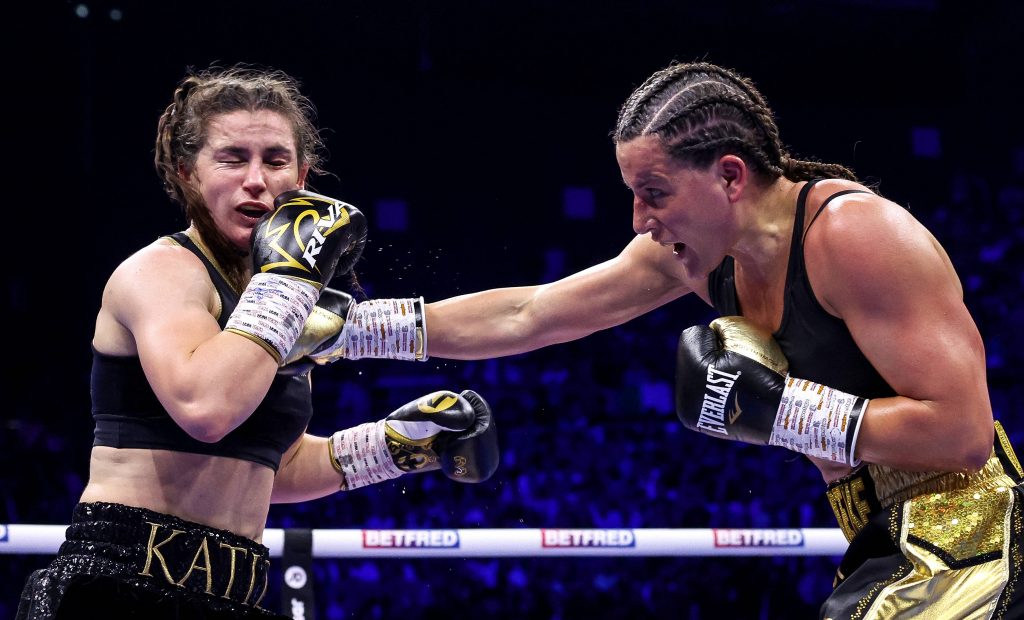 Chantelle Cameron (r.) hat Katie Taylor (l.) zu einem entscheidenden dritten Duell herausgefordert. Die beiden Boxerinnen standen sich 2023 zweimal im Seilgeviert gegenüber – im Mai siegte Cameron, den Rückkampf im November entschied Taylor für sich. (Foto: IMAGO / Inpho Photography)