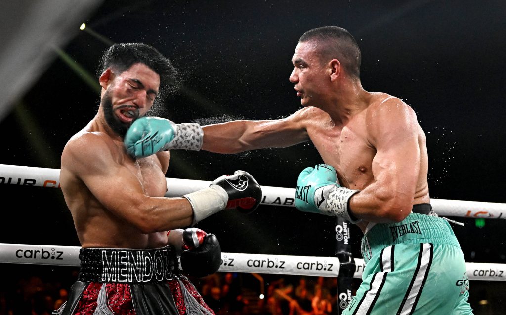 Tim Tszyu (r.), hier am 10. Oktober 2023 gegen Brian Mendoza, boxt am 19. Oktober gegen Bakhram Murtazaliev um die IBF-Krone im Halbmittelgewicht. (Foto: Imago/AAP)