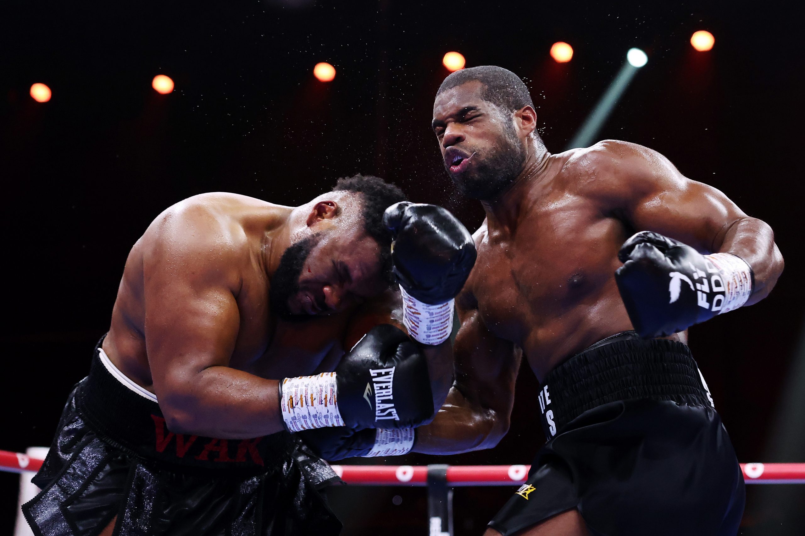 Daniel Dubois (r.) schlug zuletzt am „Tag der Abrechnung“ Jarrell Miller durch Knockout. (Foto: Getty Images / Richard Pelham)