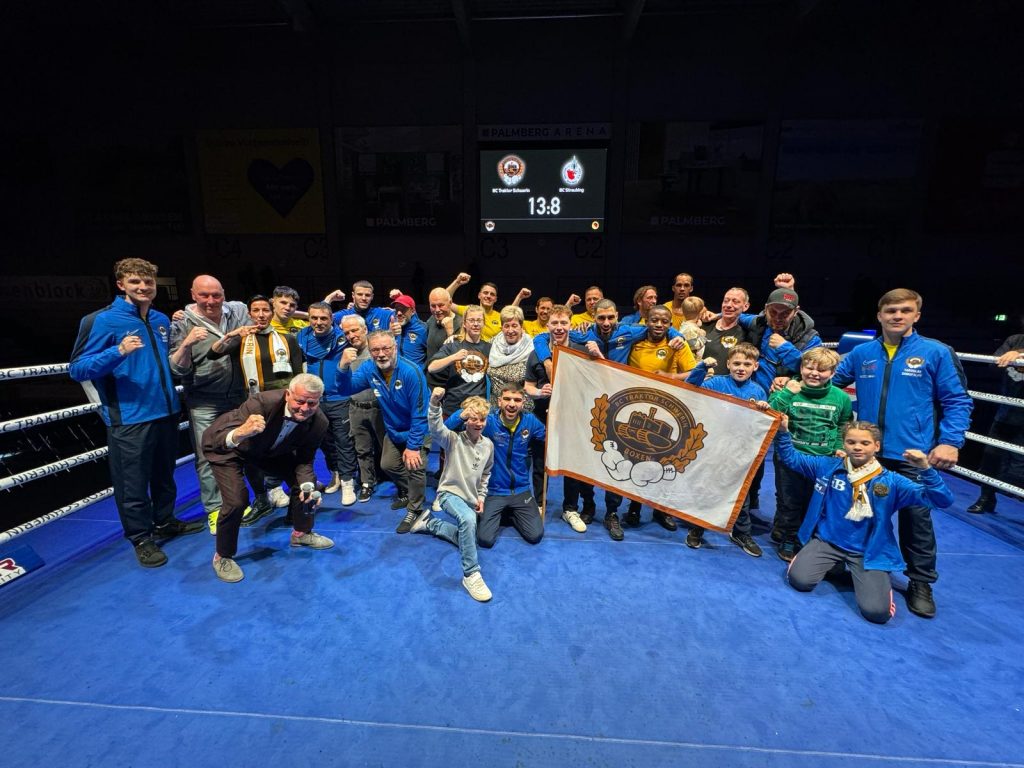 Fans des BC Traktor Schwerin feiern nach dem Kamopfabend den deutlichen Erfolg der Traktor-Boxer gegen Straubing. (Foto: Boxclub TRAKTOR Schwerin)