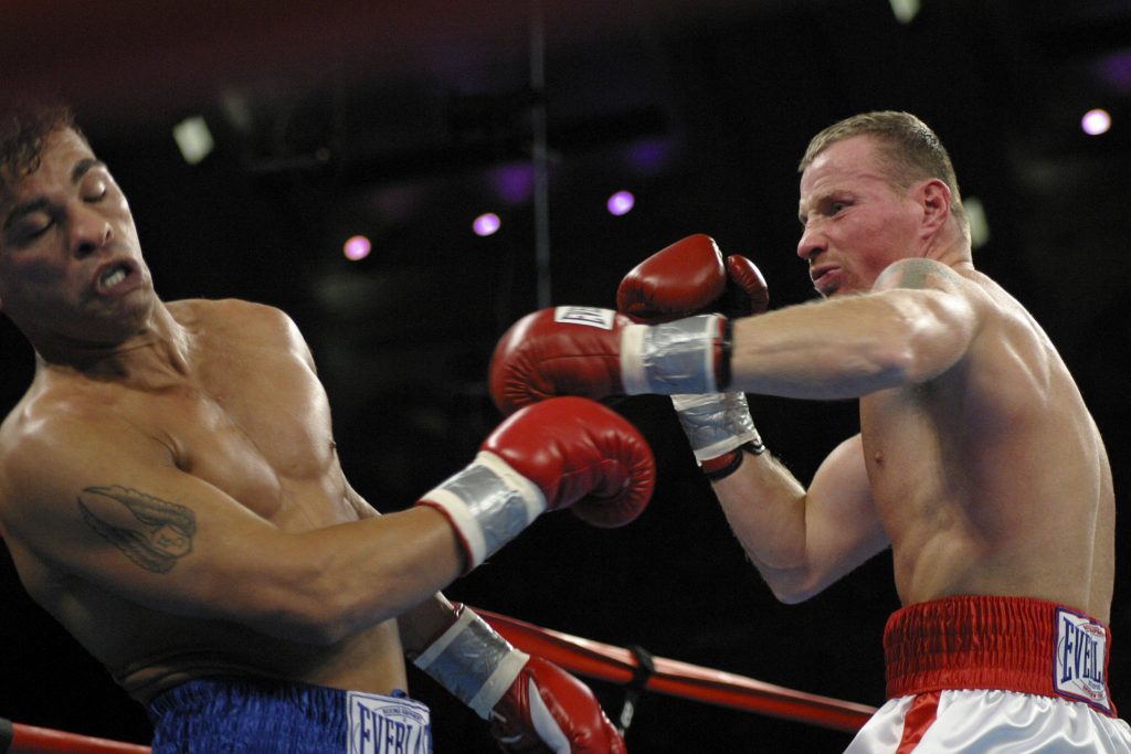 Das zweite Aufeinandertreffen der Trilogie Arturo Gatti vs Mickey Ward geht an Gatti (l.), obwohl er auch einiges einstecken muss. Foto: (IMAGO / USA TODAY Network)