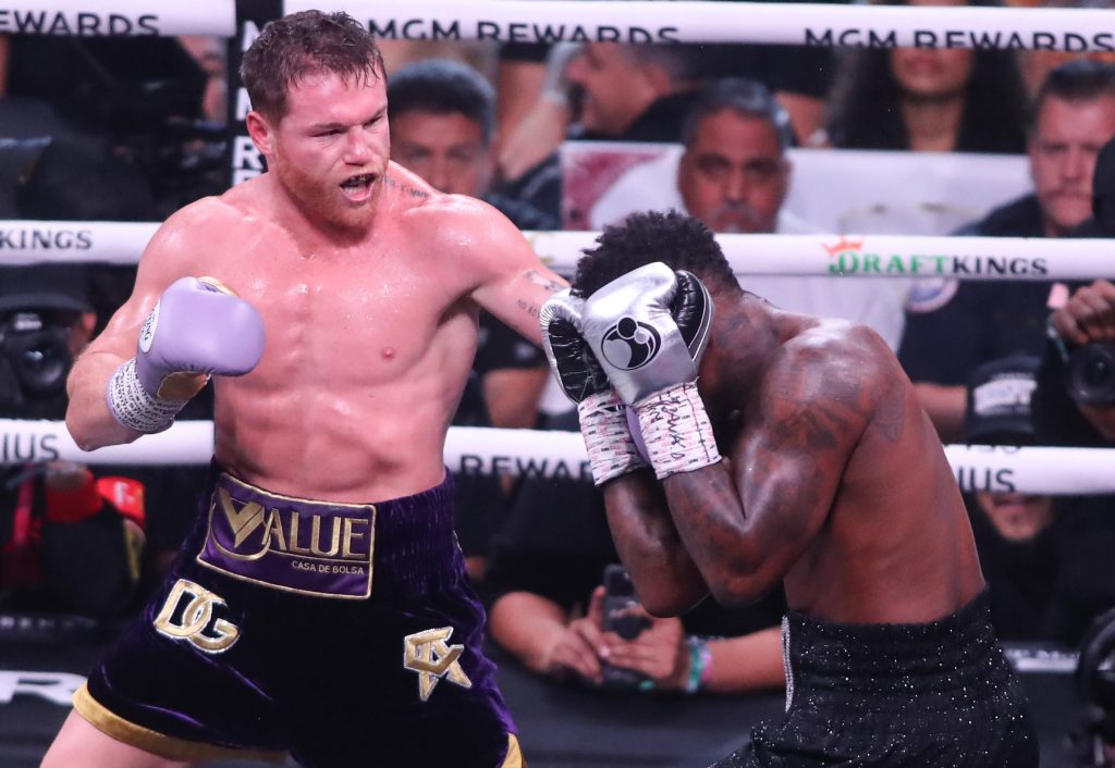 Canelo Alvarez (l.), hier bei seinem Sieg gegen Jermell Charlo im September 2023, sucht noch einen Gegner für seinen nächsten Fight am 4. Mai. (Foto: IMAGO / Hoganphotos)