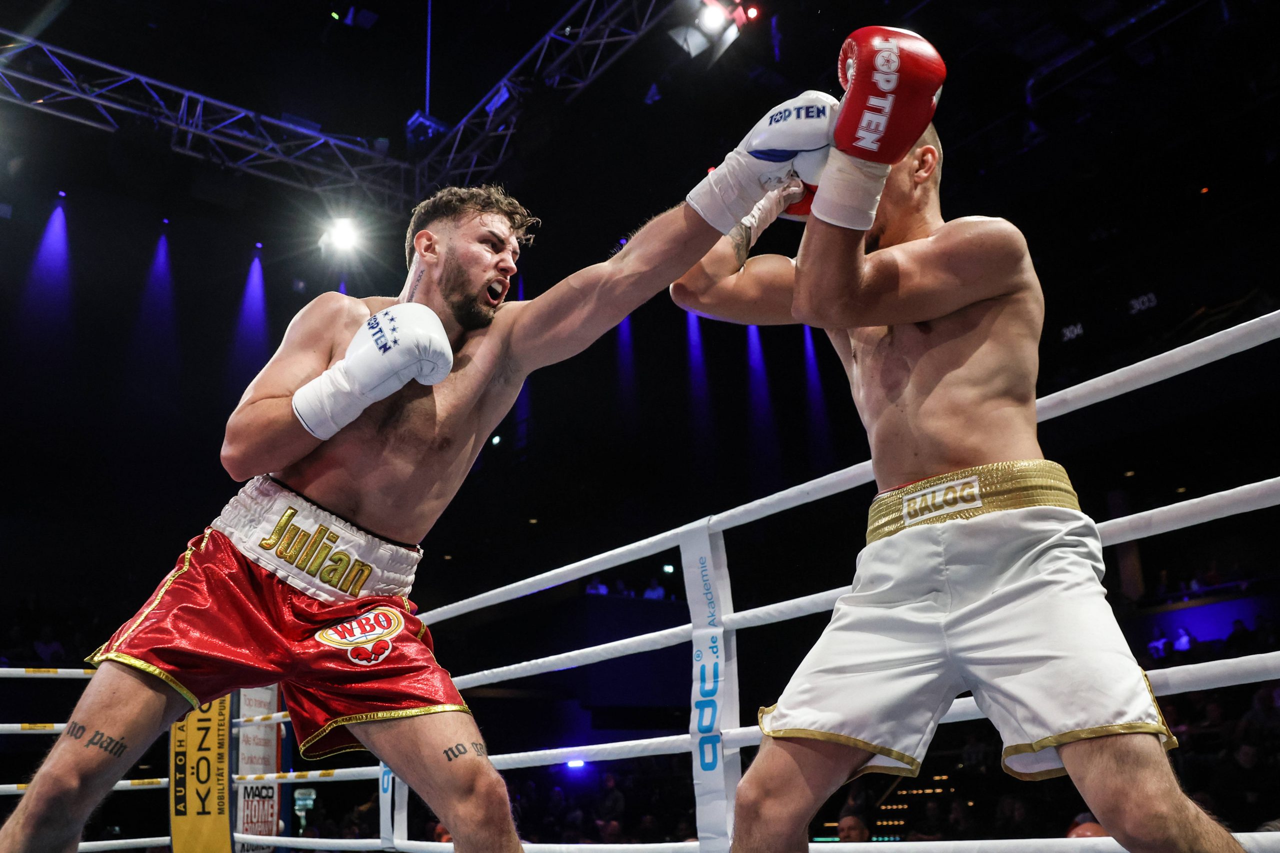 Julian Vogel (l.) besiegte bei der SES-Box-Gala am 13. Januar in Berlin den Tschechen Martin Balog einstimmig nach Punkten. (Foto: IMAGO / Torsten Helmke)