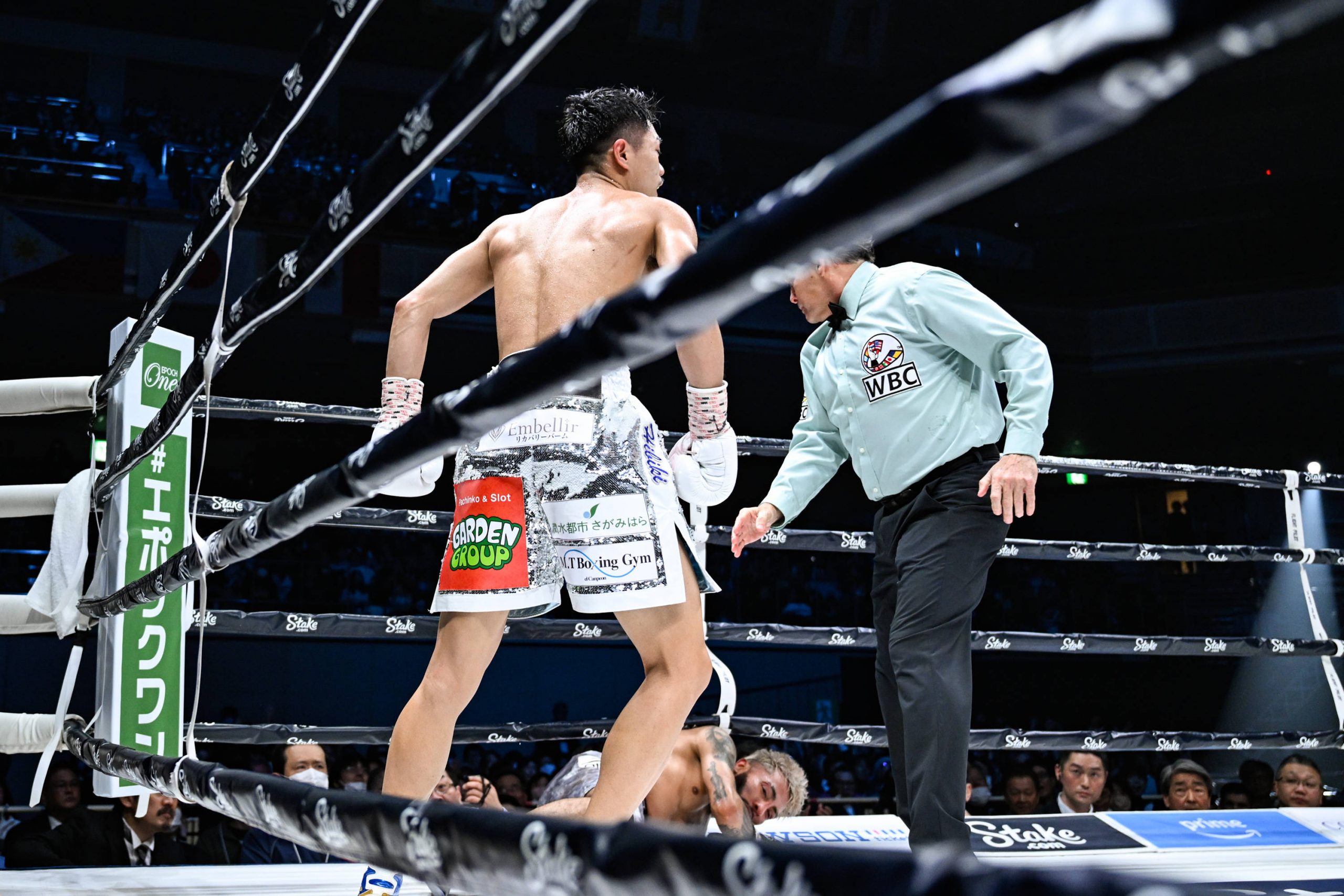 Alexandro Santiago aus Mexiko musste gleich in seiner ersten Titelverteidigung auf die Bretter – T.K.o.-Sieger Junto Nakatani wurde neuer WBC-Champion im Bantamgewicht. (Foto: IMAGO / AFLOSPORT)