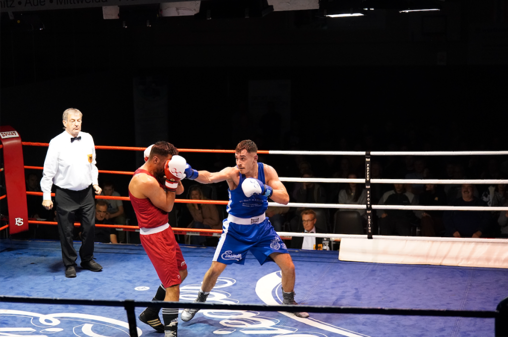 Jason Zeller (r.) gewann seinen Debüt-Kampf in der Bundesliga für den BC Chemnitz 94. (Foto: privat)