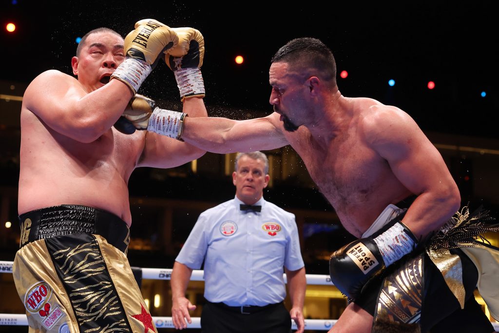 Die Niederlage gegen Joseph Parker (r.) bedeutet einen Rückschlag für die Ambitionen des 40-jährigen Chinesen Zhilei Zhang (l.) (Foto. Getty Images)