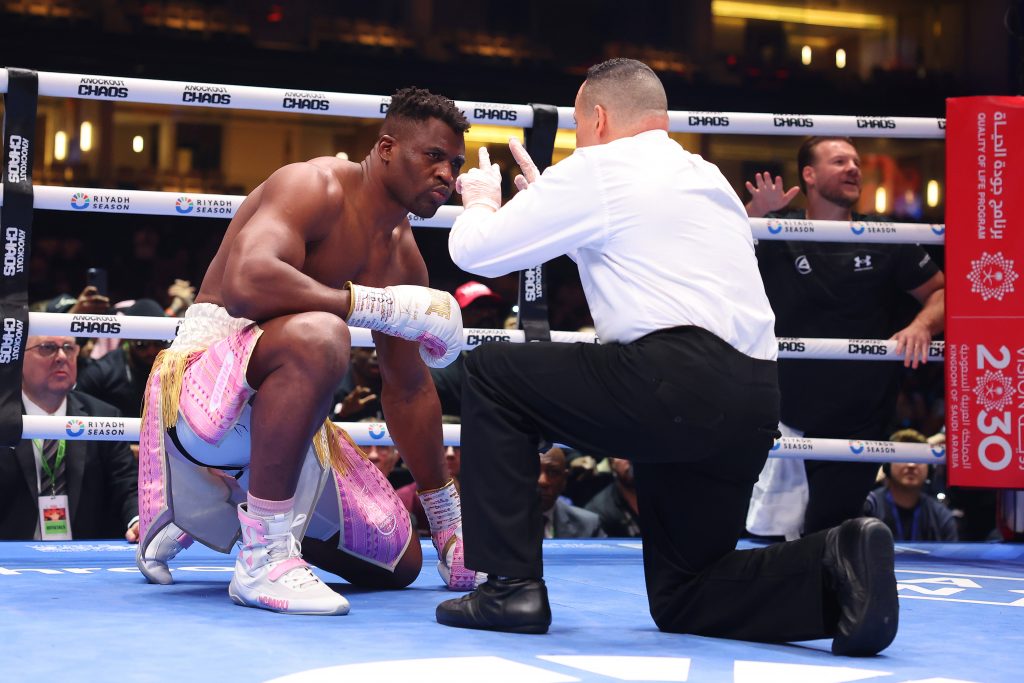 Bereits in der ersten Runde ging der Kameruner Ngannou zu Boden. (Foto: Getty Images)