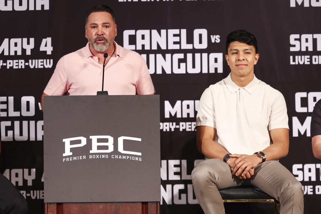 Oscar De La Hoya (l.) steht heute an der Seite von Jaime Munguia. Einst betreute er auch Canelo Alvarez. Seit der Trennung ist die Stimmung zwischen den beiden Box-Legenden angespannt. (Foto: Getty Images) 