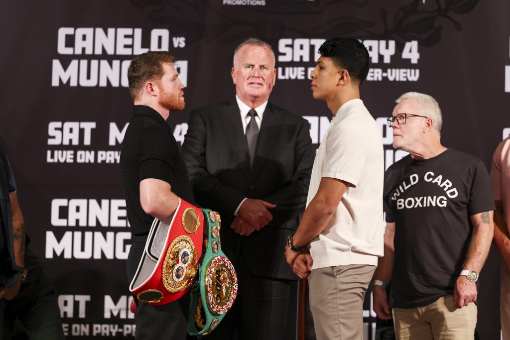 Friede, Freude, Eierkuchen: Geradezu harmonisch ging es auf der Pressekonferenz vor dem mexikanischen Duell zwischen Canelo Alvarez (l.) und Jaime Munguia im The Beverly Hills Hotel zu. (Foto: Getty Images)