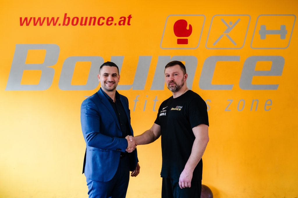 Marcos Nader (l.) begrüßt den neuen Kadertrainer Roman Shkarupa im Trainerteam des Boxclub Bounce, . (Foto: FRB MEDIA)