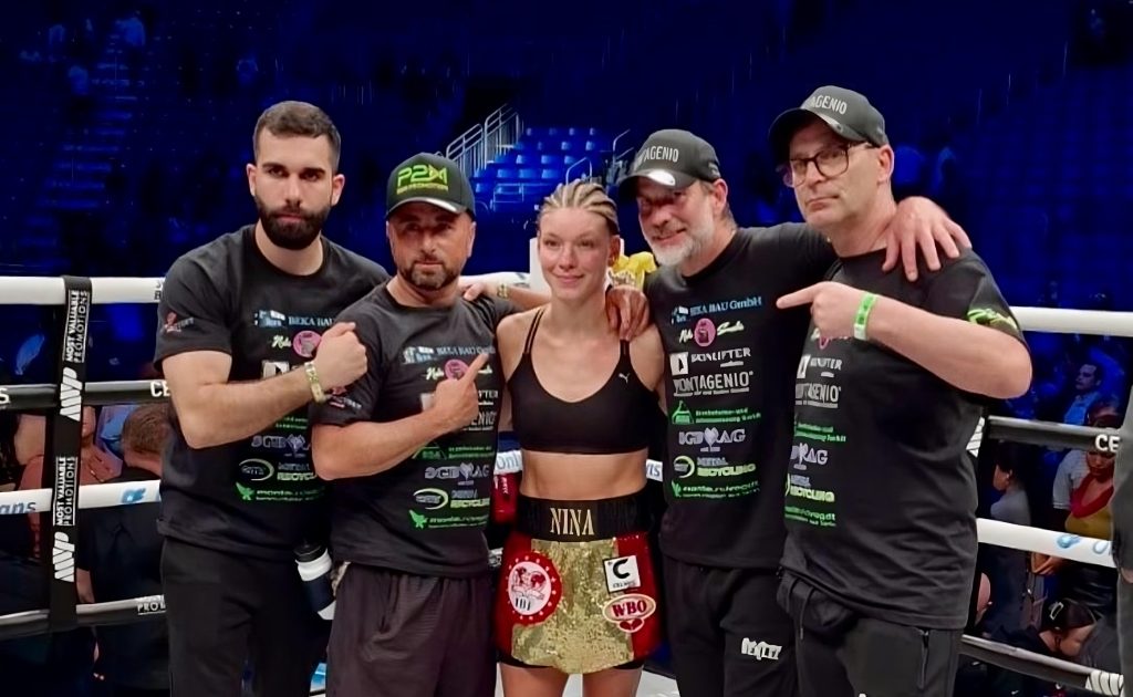 Wie bestellt und nicht abgeholt: Nina Meinke und ihr Team im Ring des Coliseum San Juan in Puerto Rico. Allein die Gegnerin Amanda Serrano fehlte. (Foto: privat)