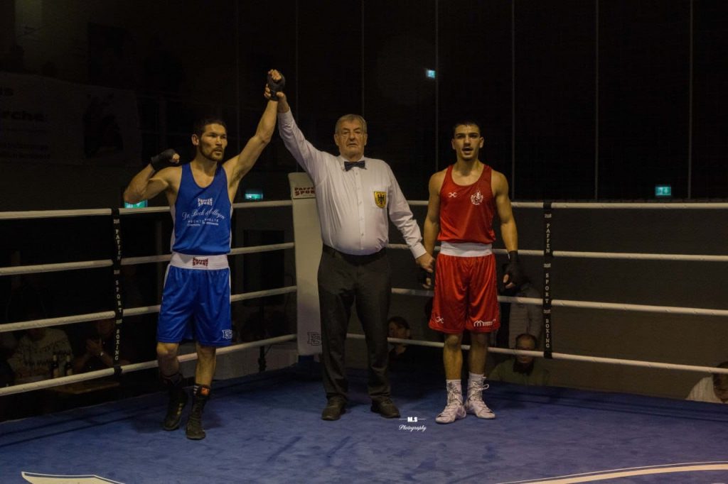 Der Chemnitzer Jan Ualikhanov siegte in der Gewichtsklasse bis 64 kg gegen Koray Öcal (Straubing). (Foto: BC Chemnitz 94)