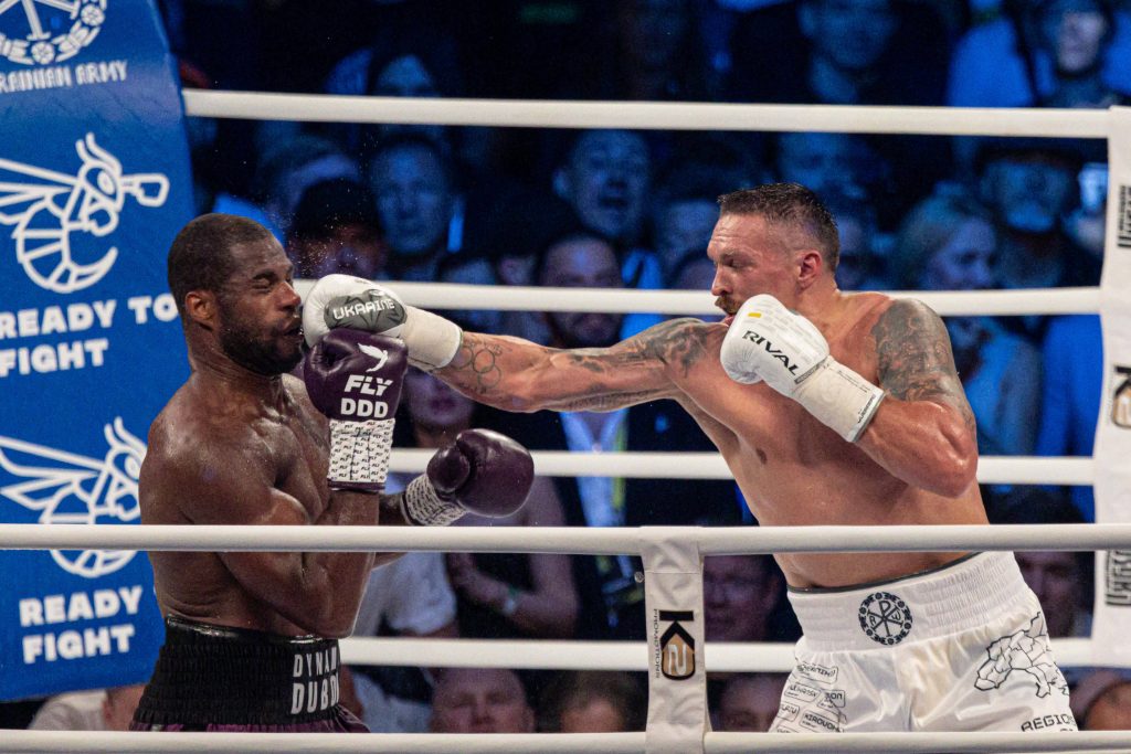 Oleksandr Usyk (r.) hatte im August 2023 mit Daniel Dubois keine Schwierigkeiten und gewann durch K.o. in der Neunten. (Foto: Imago/Newspix)