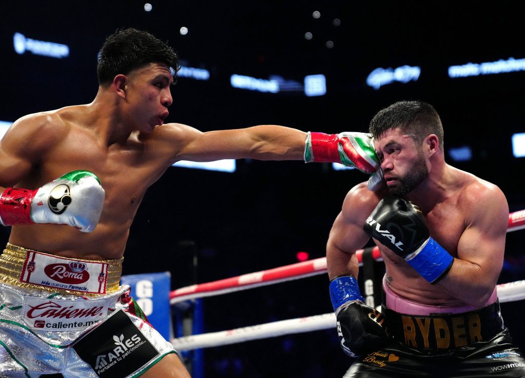 Jaime Munguia (l.) erzielte am 27. Januar gegen den Briten John Ryder seinen 34. K.o. im 43. Profikampf. (Foto IMAGO / USA TODAY Network)