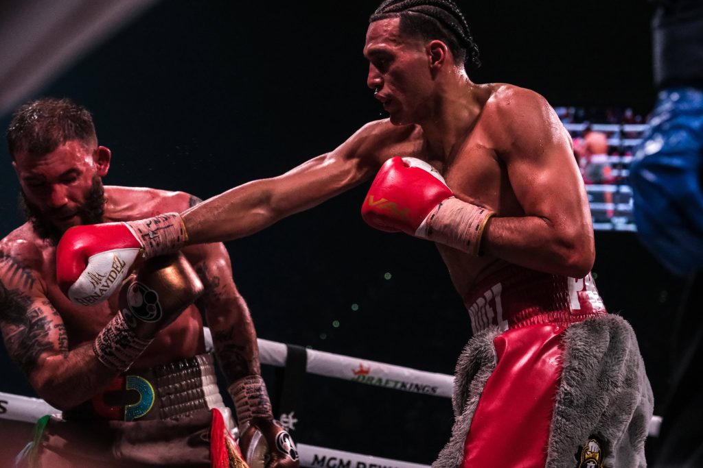 David Benavidez (r.), hier vor einem Jahr gegen Caleb Plant, hat keine Lust, sich länger von Canelo Alvarez hinhalten zu lassen und erwägt nun einen Wechsel ins Halbschwergewicht. (Foto: IMAGO / ZUMA Wire)