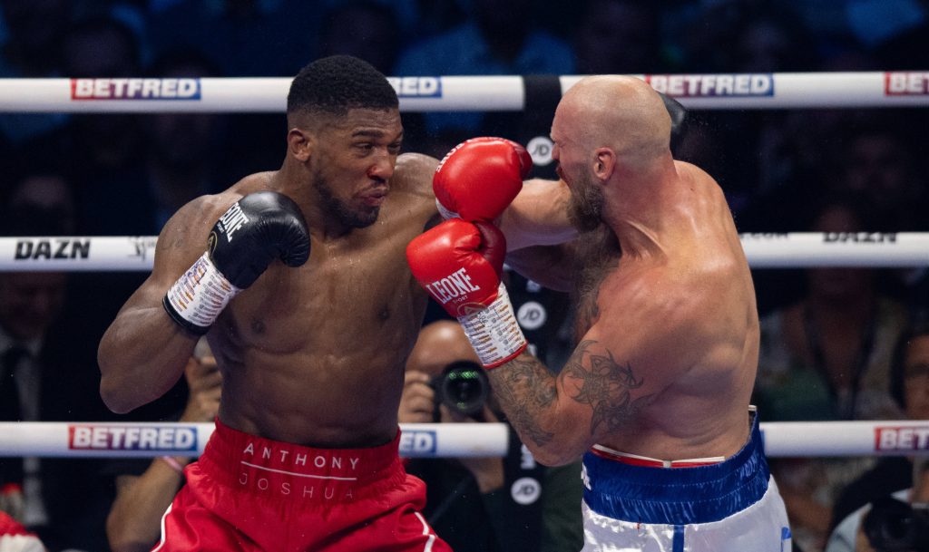 Anthony Joshua (l.), hier im August 2023 gegen den Schweden Robert Helenius, könnte noch im Laufe diesen Jahres um die Weltmeisterschaft boxen. Mehrere Optionen tun sich auf. (Foto: IMAGO / PRiME Media Images)