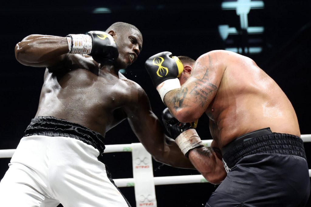 Peter Kadiru (l.) steht vor dem größten Kampf seiner Profikarriere. Am 16. März boxt er in Stralsund gegen den Argentinier Victor Emilio Ramirez um den Intercontinental Titel der IBF im Schwergewicht. (Foto: IMAGO / Torsten Helmke)