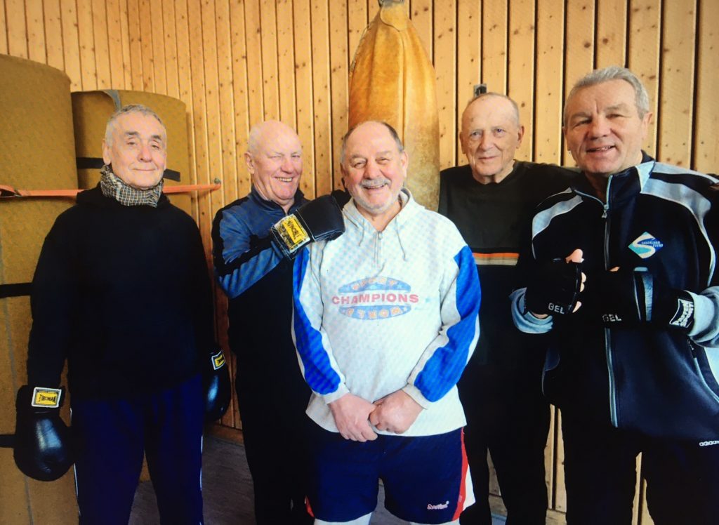 Dieter Dunkel (2. v. l.) mit einigen seiner „Künstler“ v. l.: Dr. Dr. Olaf Groll, Dieter Metzdorf, Wolfgang Kohlhaase und Hans-Dieter Jacob. (Foto: Uli Pschewoschny/SG NARVA BOXEN Berlin)