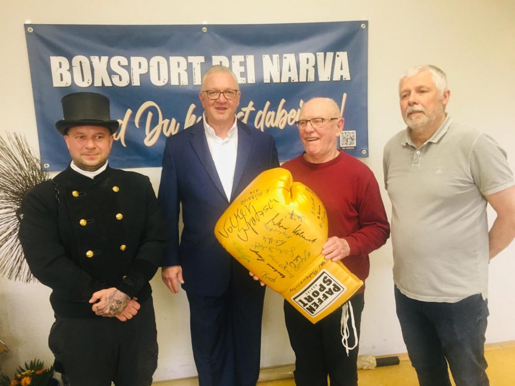 Dieter Dunkel (2. v. r.) mit NARVA-Jugendtrainer Raik Erdmann (l.), Frank Henkel (Präsident des Berliner Boxverbandes, 2. v. l.) und Heiko Wagner (r., Präsident der SG NARVA Berlin). (Foto: Uli Pschewoschny/SG NARVA BOXEN Berlin)