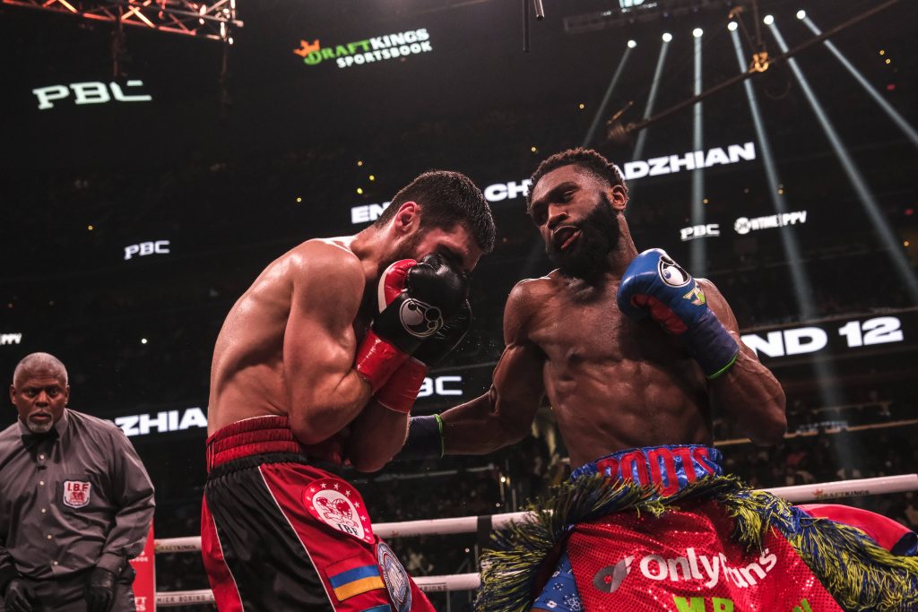 Jaron „Boots“ Ennis (r.), hier im Kampf um die IBF-Interims-WM gegen Karen Chukhadzhianim Januar 2023, boxt ab sofort für Eddie Hearns Matchroom Promotion. (Foto: IMAGO/Zuma Wire)