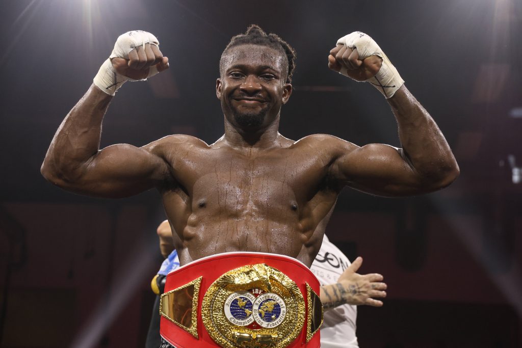 Agon-Boxer Etinosa Oliha hält den Erwartungen Stand und gewann gegen den Franzosen Ismael Seck den vakanten IBF International-Titel. (Foto: imago/Torsten Helmke) 